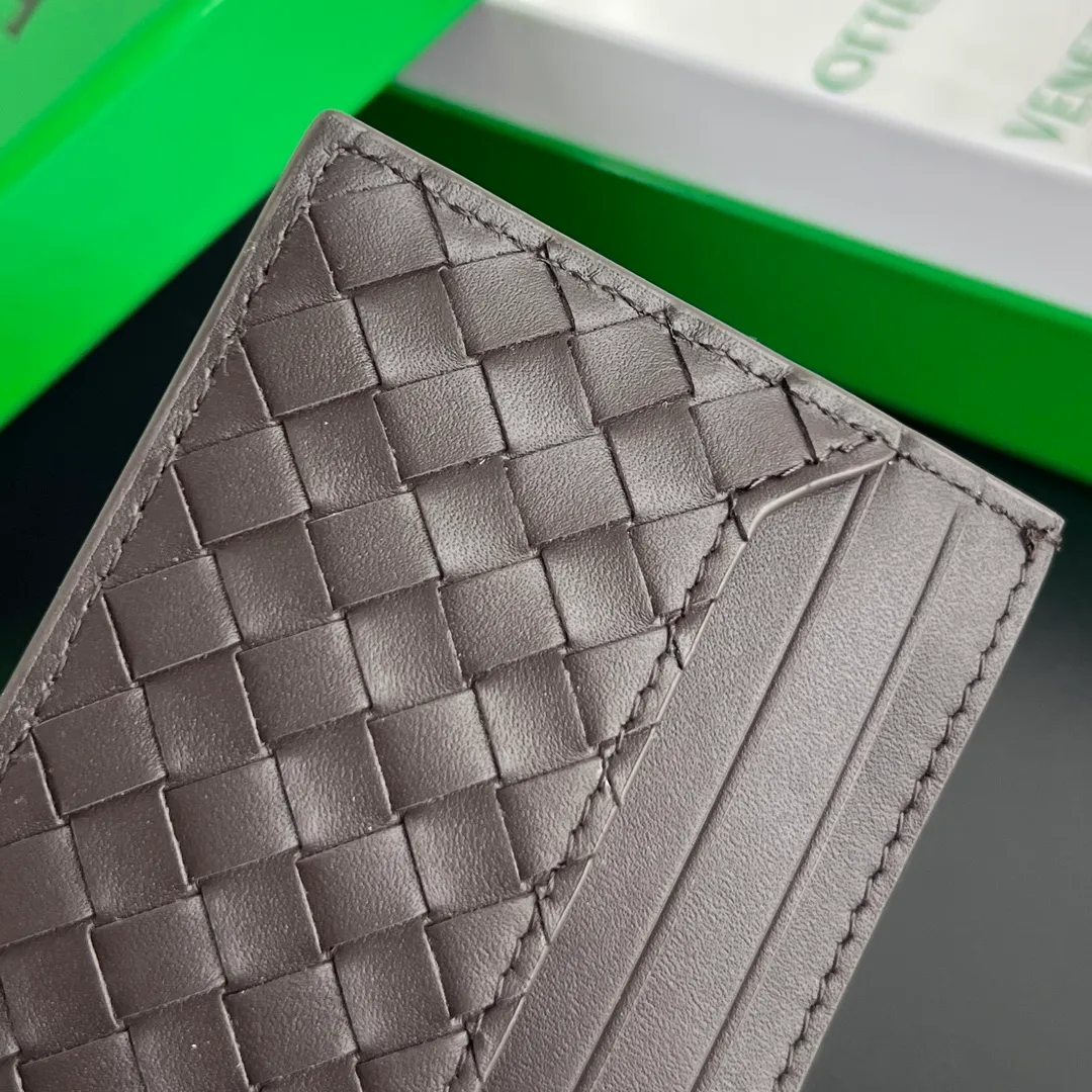 #BV New Small Woven Card Holder 817397 Simple and exquisite card holder. Small, light and easy to carry. Put it directly in your pocket or put it in a small bag. It is made of cowhide and feels soft to the touch. There are 6 card slots on both sides and the main card slot in the middle. It is enough for daily use. In the era of no cash, the card holder is more convenient and practical. The card holder that everyone needs. Size: 11x8x0.2 P400